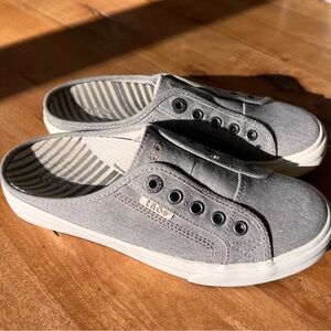 Taos Women’s Slip-On Canvas Sneakers Size 7.5